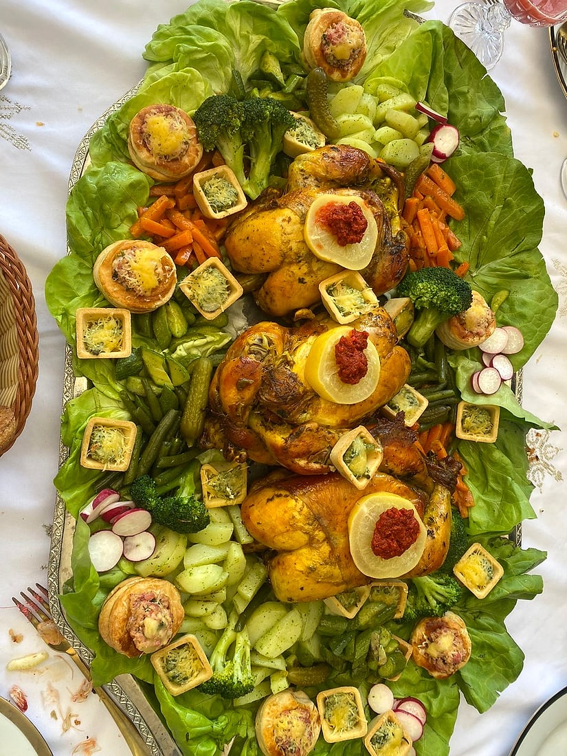 Plat de poulet marocain avec légumes
