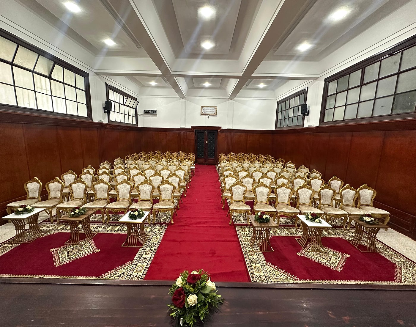 Salon de réception marocain avec chaises dorées